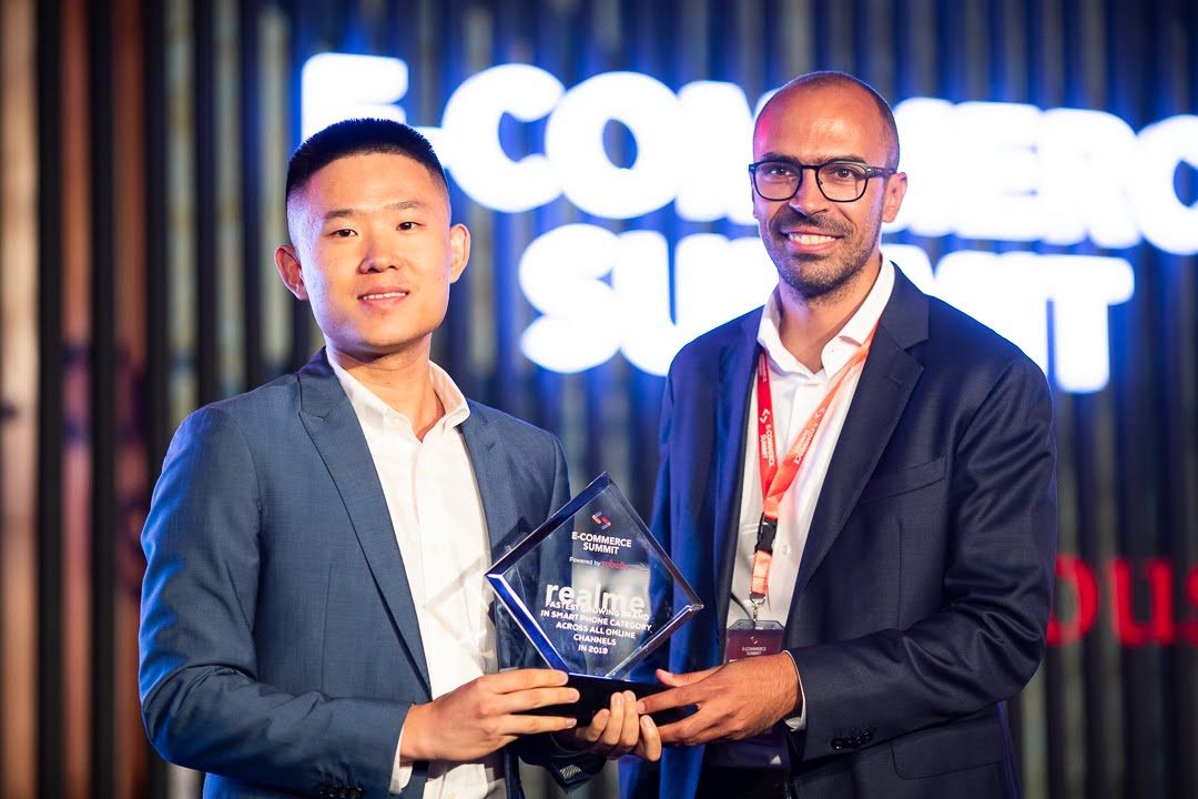Our CEO, Hussein Mohieldin, handing an award at the E-commerce Summit.
